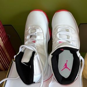 Brand new Woman’s Nike size 6 emptying closet